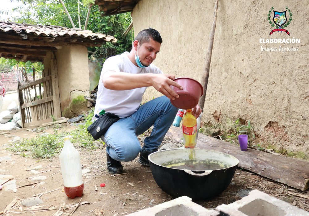 ArcataoSv's tweet photo. 🍅🥒| ¡Seguimos trabajando de cerca con nuestras familias en la elaboración y el cuido de sus huertos caseros!

Esta mañana, visitamos a un grupo de familias del cantón Teosinte para capacitarlas en la elaboración de insumos agrícolas para el control de plagas en sus cultivos. https://t.co/h2rmNMjD6D