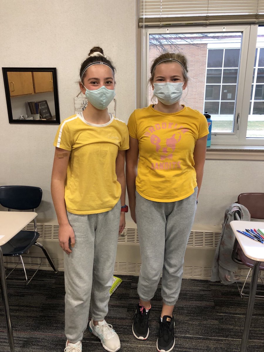 mrsneilsclass's tweet photo. More giggles, more fun! #TwinDay ⁦@schroederms_gf⁩ https://t.co/v5EF1wxn4x