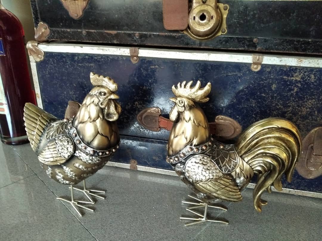 ¿Sabéis en que rincón están Clotilde y Cachemira? 🐓 🐔 By  <a href="/AsSeteCampas/">As Sete Campás</a>
• • • • • •
En nuestro hotel  las mascotas son parte de nuestra  familia pero queremos descubriros a nuestras mascotas inanimadas.