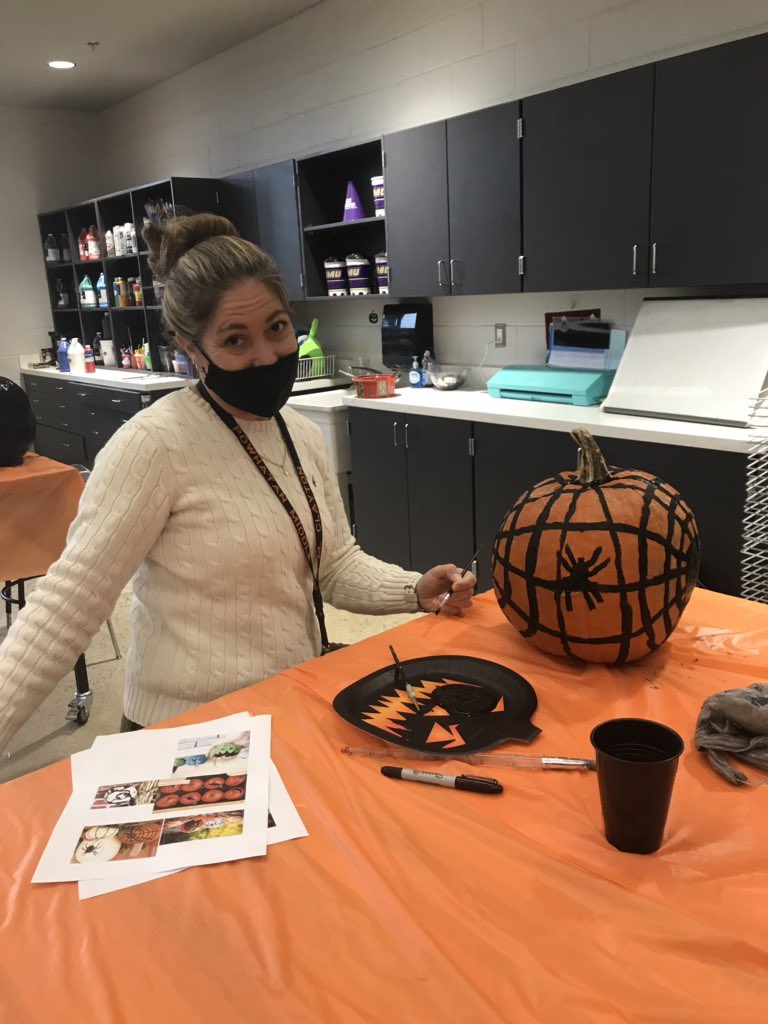 LisaReidMiller3's tweet photo. Staff pumpkin painting at PMS 🎃🍁@powhatanms https://t.co/vwm67YQzYF