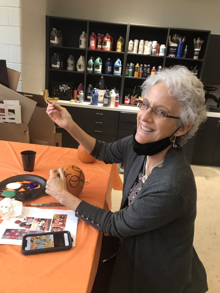 LisaReidMiller3's tweet photo. Staff pumpkin painting at PMS 🎃🍁@powhatanms https://t.co/vwm67YQzYF