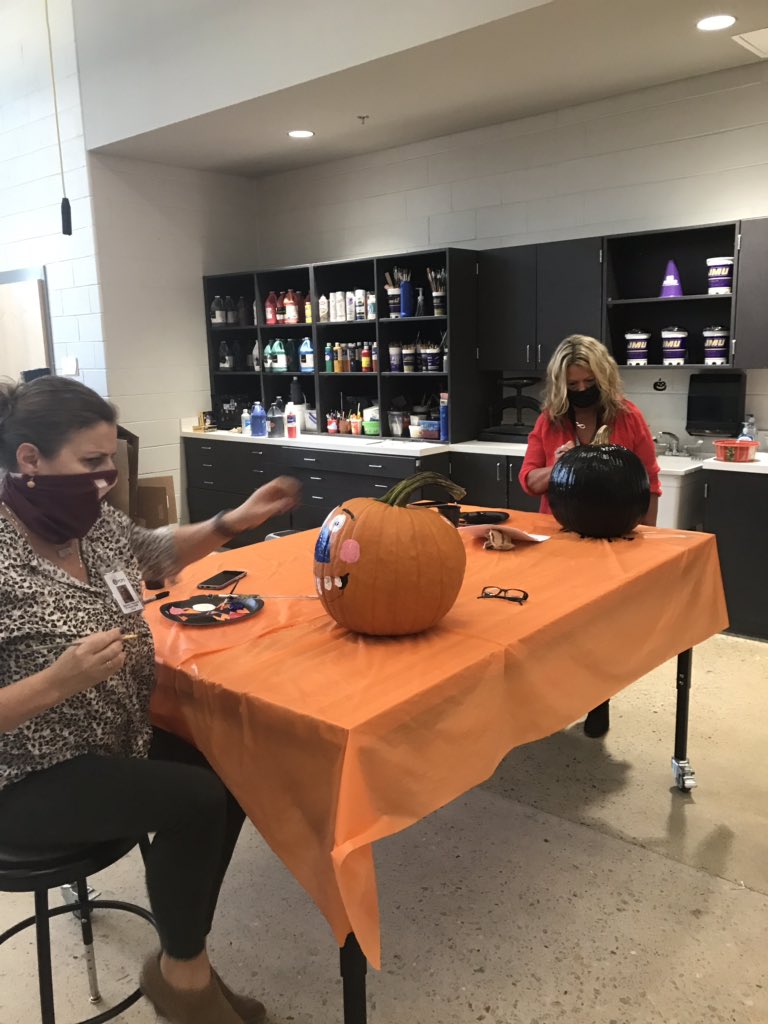 LisaReidMiller3's tweet photo. Staff pumpkin painting at PMS 🎃🍁@powhatanms https://t.co/vwm67YQzYF