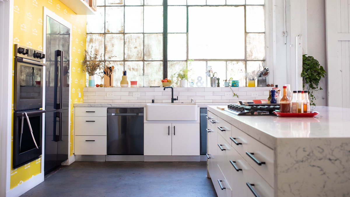 CaesarstoneUSA's tweet image. Take a look inside the @hedleybennett  factory kitchen featuring White Attica 5143✨ 
The kitchen evokes a sense of warmth with the cool natural lighting and White Attica's smooth marble look!
#caesarstone #hedleyandbennett