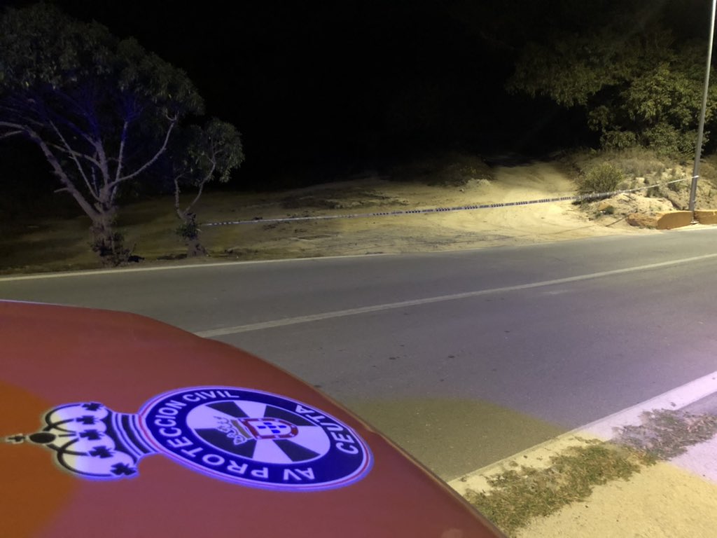 AVPCCeuta's tweet photo. Continuamos con nuestra labor de informar a los #ciudadanos sobre la entrada en vigor del decreto del @GobiernodeCeuta que prohíbe el acceso a pistas, sendas, carreteras, caminos de #GarciaAldavez #Hacho https://t.co/7jAUpRqbPQ
