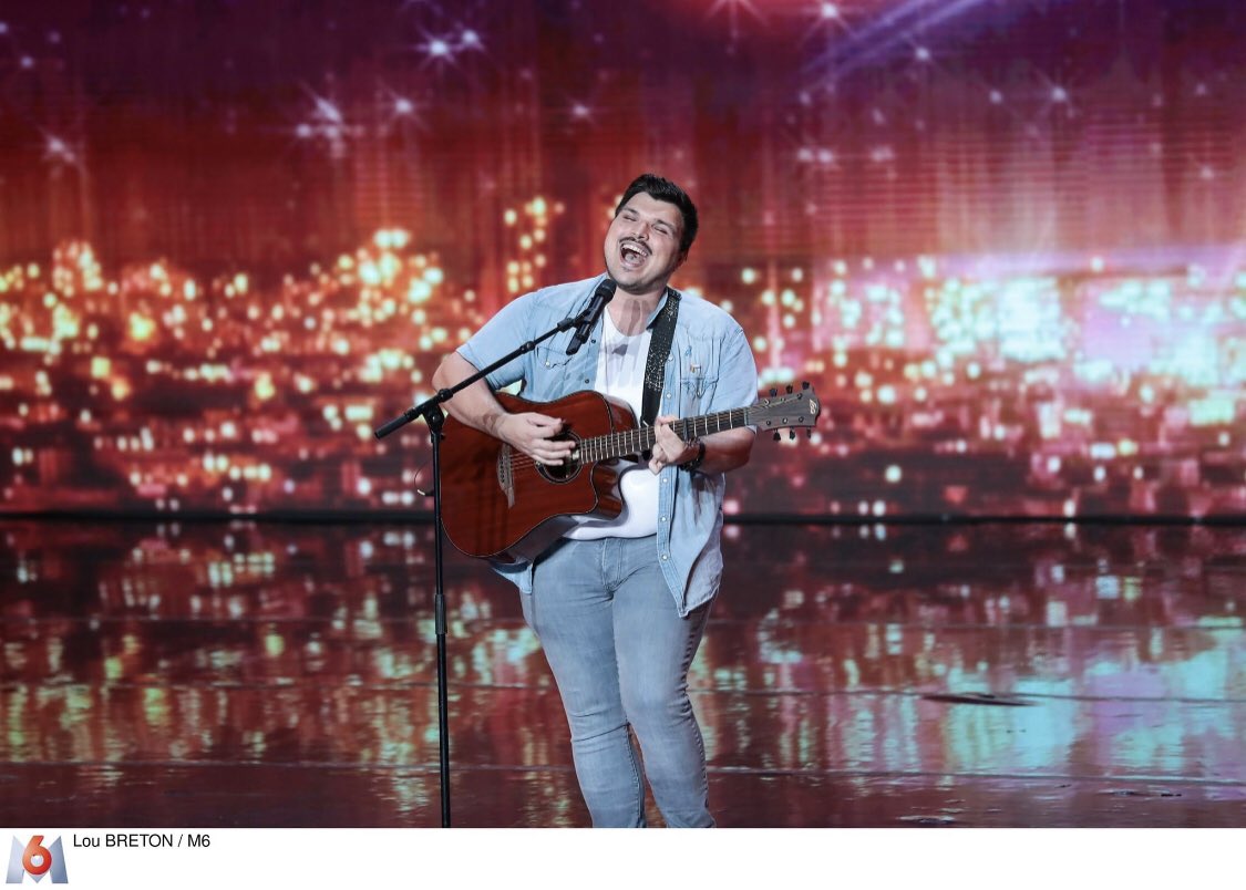 AlexxCharnier's tweet photo. #LFAUIT #EZRAISME #ezra #homophobie Ezra, un incroyable talent qui chante avec ses tripes https://t.co/BiOID1rGlc