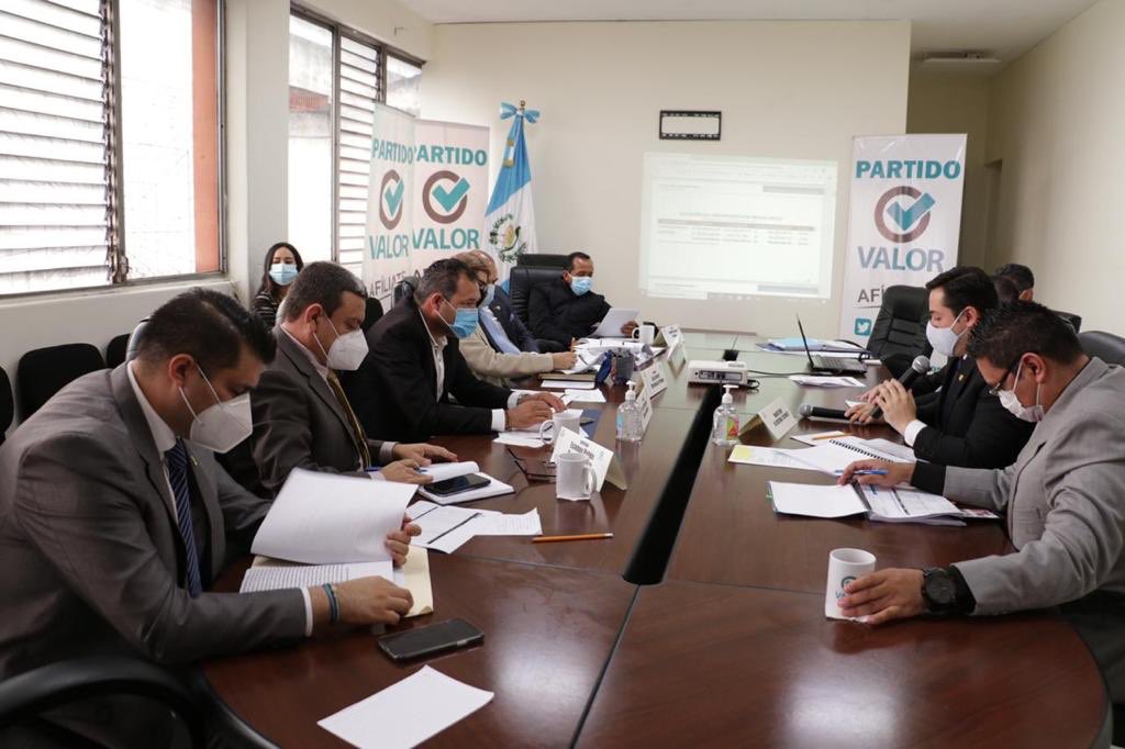 BancadaVALOR's tweet photo. Reunión de trabajo con autoridades del Ministerio de Cultura y Deportes, para conocer la ejecución presupuestaria del 2020 y su proyección para el 2021. #BancadaVALOR 🇬🇹 https://t.co/8dk2m4J4Nx