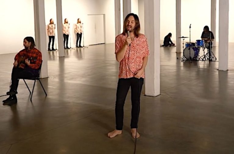 Vean a Tame Impala (y los múltiples Kevin Parker) interpretar "Why Won't They Talk to Me?" en la #AdobeMAX2020 

Dicho tema aparece en su clásico álbum, 'Lonerism' de 2012.

bit.ly/3jve4OF