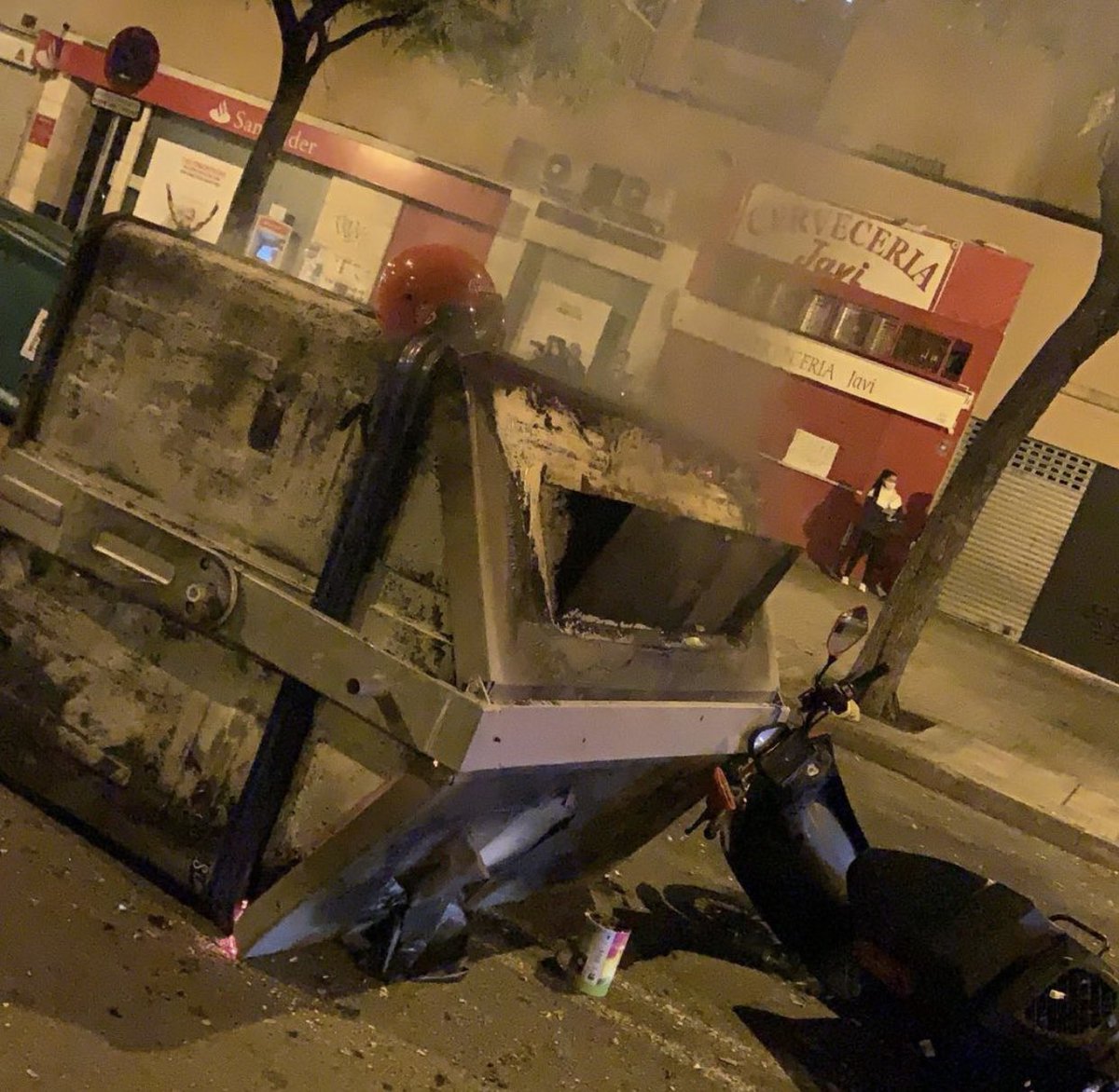 ManuRecio's tweet photo. 4 nazis que no asumen que llevamos 1 año en una jodida pandemia y que quieren utilizar la desesperanza de la gente para quemar cosas sin sentido no representa a Pino Montano https://t.co/ucxoni6xRF