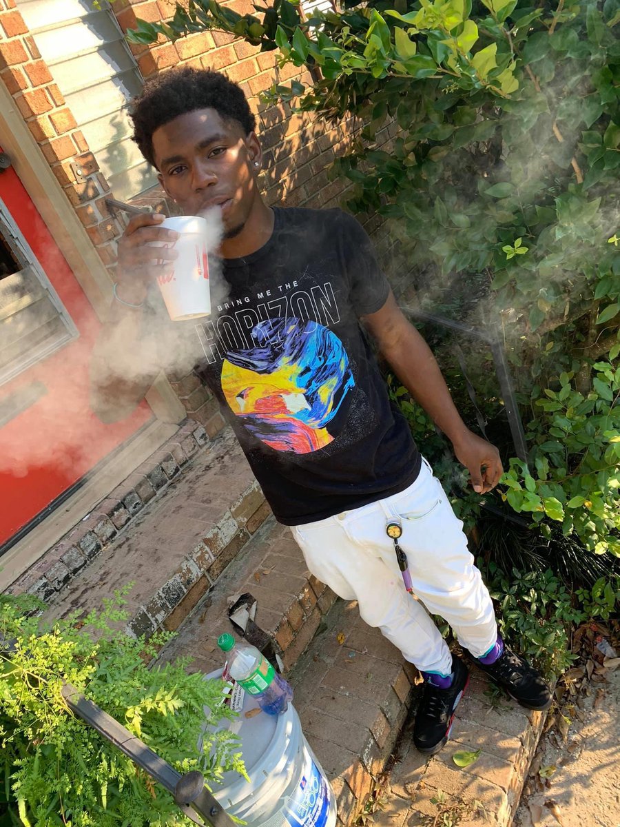 benjiduke_'s tweet photo. Pouring 100 lines 🍼🍇up getn 100 dollar💈 line ups cut 🙅🏾‍♂️my last bitch 💁🏽‍♀️off cause she wasn’t fine 💅🏾enough 
#vacantspots🏚
#reddoordistrict https://t.co/gmr7EMuB9I