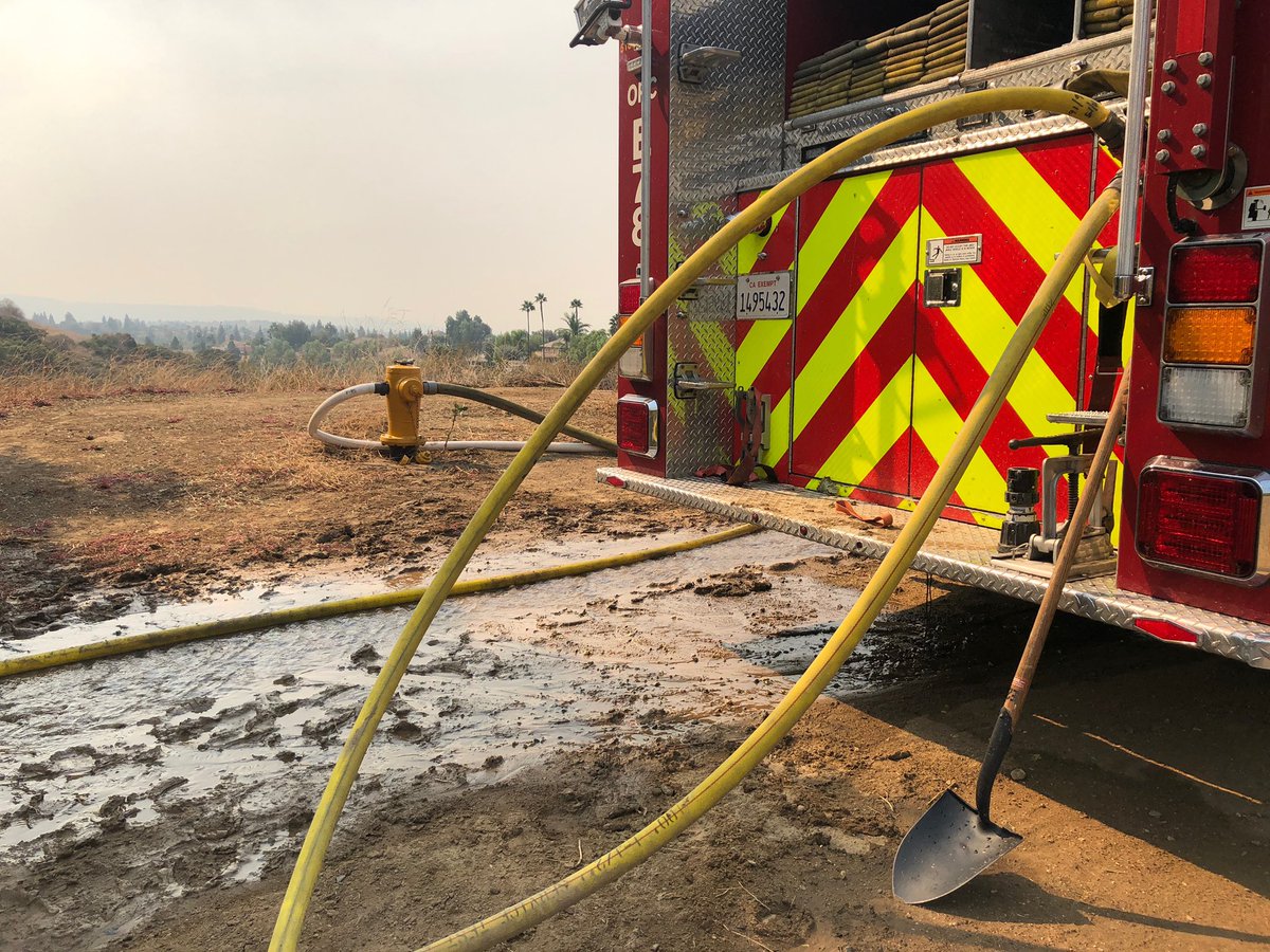 OCFireAuthority's tweet photo. More than 1,800 firefighters on the fire line for both fires in OC.

#SilveradoFire:
12,600 acres
5% contained 
No structures lost

#BlueRidgeFire:
15,200 acres 
0% contained 
10 homes damaged 

Homes under mandatory evac:
70,000 in Irvine
8,000 Lake Forest
2,500 in Yorba Linda https://t.co/Vy8hQkPdQ3