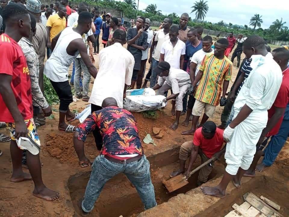 oil_shaeikh's tweet photo. #SoroSokeGeneration but you can’t lend your voice in seeking justice for the innocent Hausa people gruesomely murdered in the southern states of Rivers, IMO and Abia #oyigboMassacre #Northernlivesmatter https://t.co/tE0Qd7ksrJ