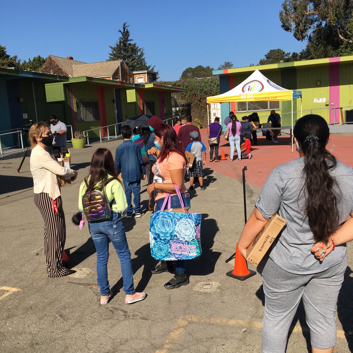 Keta represented for The Oakland REACH at the #OaklandUndivided event at @EFCPS Achieve Academy, where they passed out 200 laptops to families. Keta is co-chair of this campaign, bringing parent leadership to community efforts to close the digital divide. @OaklandEdFund