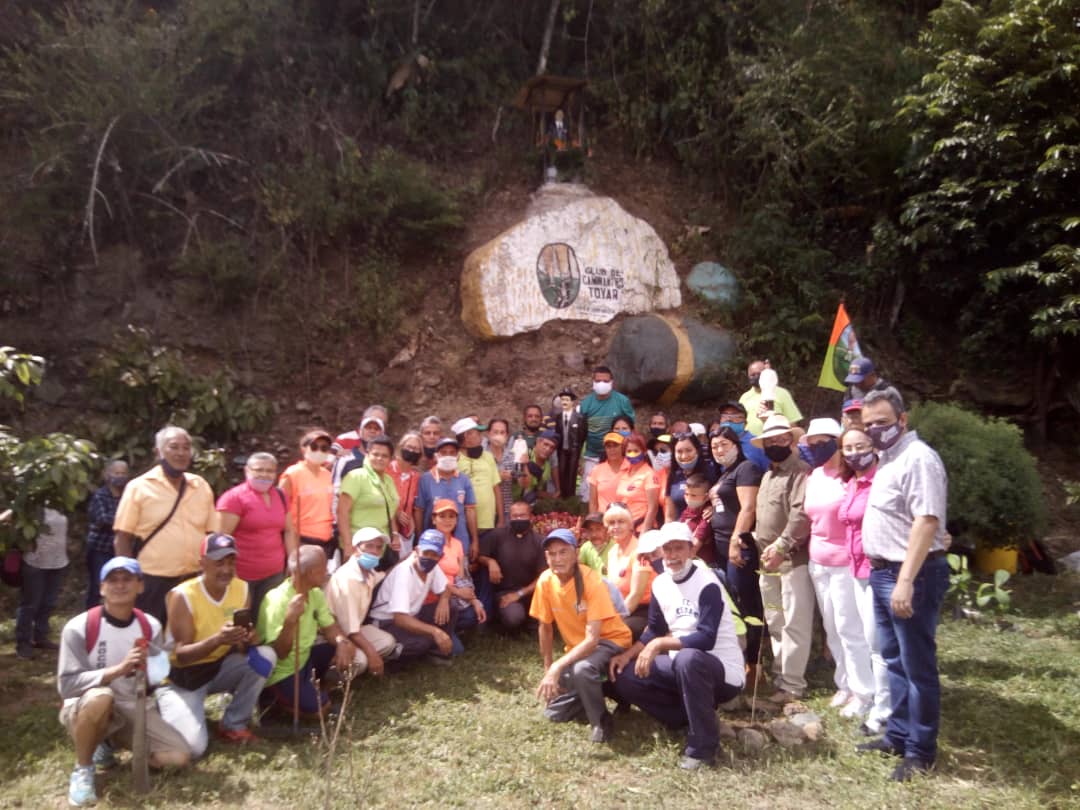 AdanContreras2's tweet photo. El pasado domingo #25Otc el padre Aldemar Villasmil realizó la bendición de una imagen del Beato #JoseGregorioHernandez que fue colocada en un nicho construido por integrantes del Club de Caminantes de #Tovar #Merida en la avenida Domingo Alberto Rangel @bepocar @prensarquimer1 https://t.co/Y6kPacCeE0