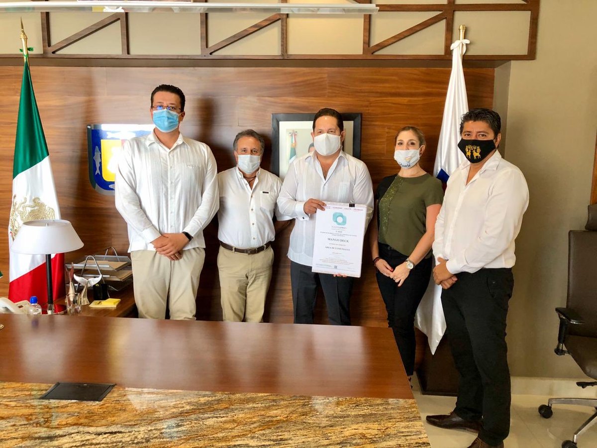 Araizal's tweet photo. Hoy realicé entrega conjunta de 586 distintivos #PuntoLimpio a Presidentes de @AHLosCabos y de @LosCabosCanirac, hecho sin precedente que pone de manifiesto la colaboración compartida en acciones que permiten la reapertura segura de nuestros destinos turísticos. @MauricioSalicr1 https://t.co/CWFh44W8ig