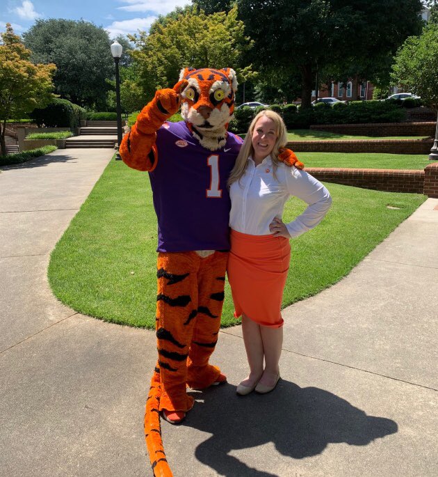 lesliedawn1987's tweet photo. Honored to receive the J. Estill Alexander Future Leaders in Literacy Award for Outstanding Dissertation from @ALERonline 📚

Throwback to my defense day and this serendipitous meeting with the Clemson Tiger 🐅 @ClemsonCofEd @GeoSouthernCOE https://t.co/nDuR3as3zz