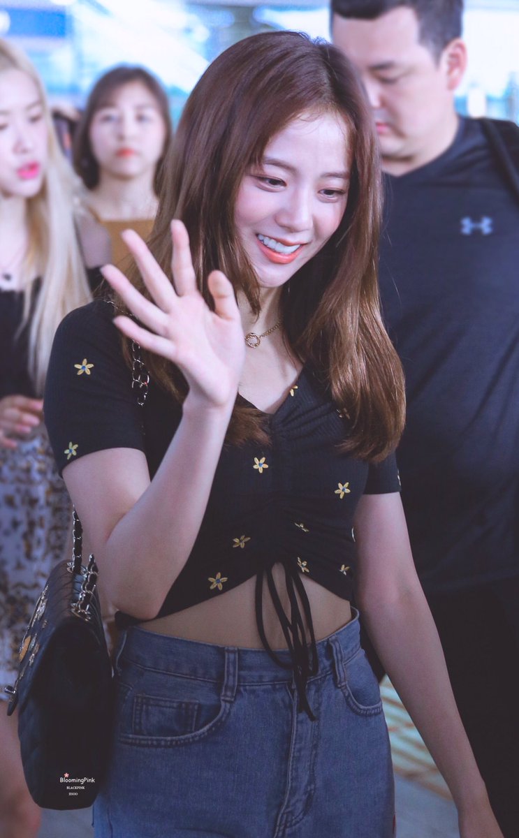 archivejisoo's tweet photo. she's so goddamn beautiful https://t.co/4TMdLtAPGq