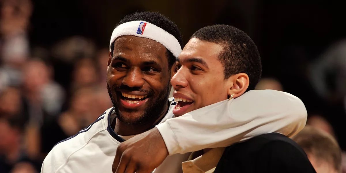 TheHoopCentral's tweet photo. “LeBron has gotten so much better from my rookie year...His memory is unreal...He remembers every play, every person, everything about everyone, every situation, even off the court...He’ll remember your family members.”

- Danny Green on LeBron’s memory

(via @ringerpodcasts). https://t.co/yXrYXpAYyy