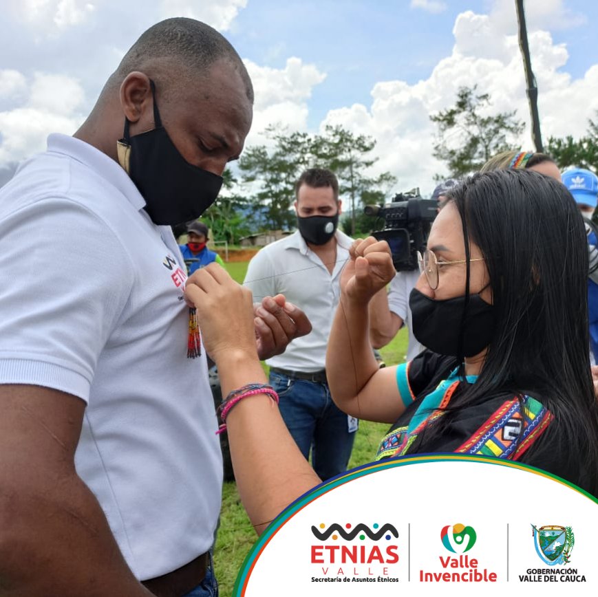 As_EtnicosValle's tweet photo. Vallecaucanos, la elaboración de los suvenires, para los Juegos Panamericanos Junior 2021; van "viento en popa".😱
#EtniasValle, #ORIVAC y la Secretaría de Mujer, Equidad de Género y Diversidad Sexual; visitaron el territorio indígena del municipio de Restrepo. https://t.co/rMRNG2JhNv
