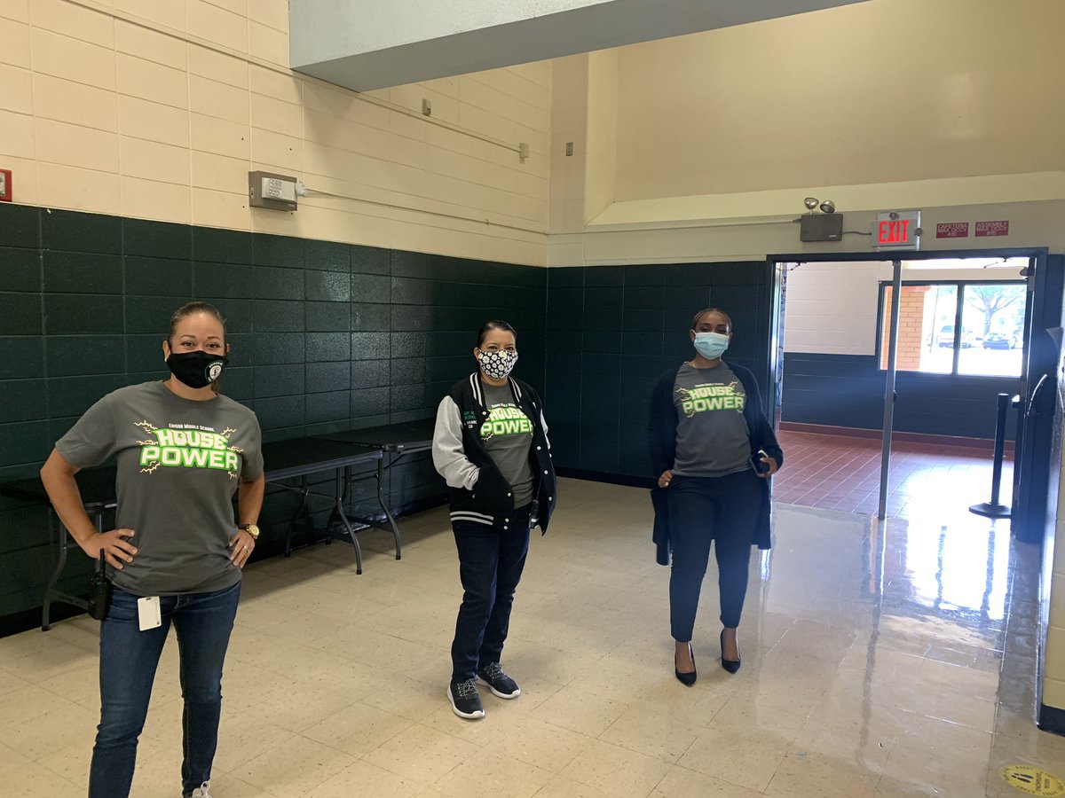 LopezprinciPAL's tweet photo. We are pairing up against drugs as we pair up in our @edison_school energy house shirts #housePower #houseELECTRIC #houseSPARK #RedRibbonWeek2020 @HISDEastArea @STSbrandTX https://t.co/uwuzZNpTVM