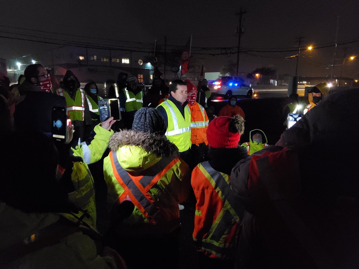 JeffSmythVOCM's tweet photo. Chris MacDonald of Unifor says a resolution will come at the bargaining table.

He says a meeting space is booked for tomorrow at the Sheraton, and is inviting Loblaw to join them. https://t.co/oTgwhOHzc2