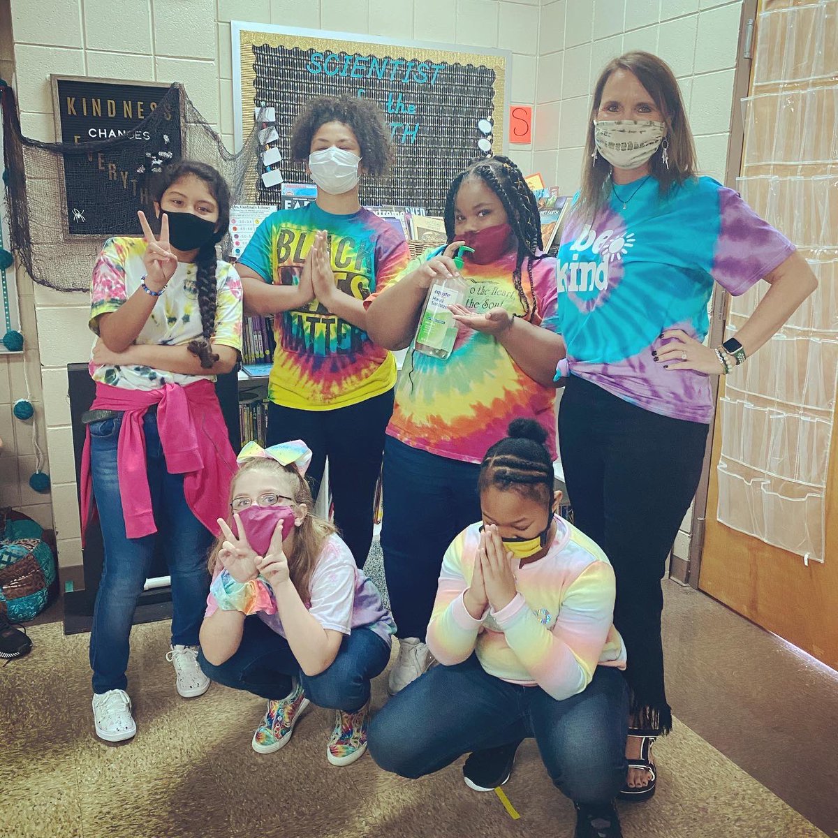 theteachermrse's tweet photo. โPEACE out to drugs.โ โ๏ธโฎ๏ธ
#redribbonweek #teacherstrong #iteachmath #beaCHAMPION #CEHpride #spreadjacketjoy #beaLIGHT #betheone #kidsdeserveit #rcainspired https://t.co/amokpRPkRU