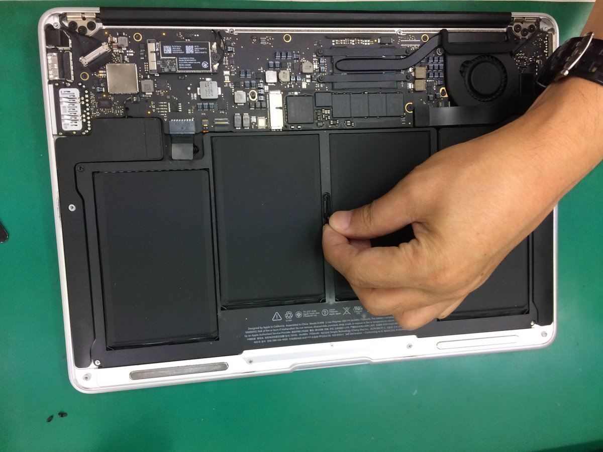 パソコン修理 データ復旧のイーライフ 本日ご紹介するパソコン修理屋さんの故障事例は Apple Macbook Air A1466でmacos Catalina 10 15 4仕様 状態が電源入らない 開いて調べてみるとロジックボードが 短絡故障していました Mac修理 ロジックボード