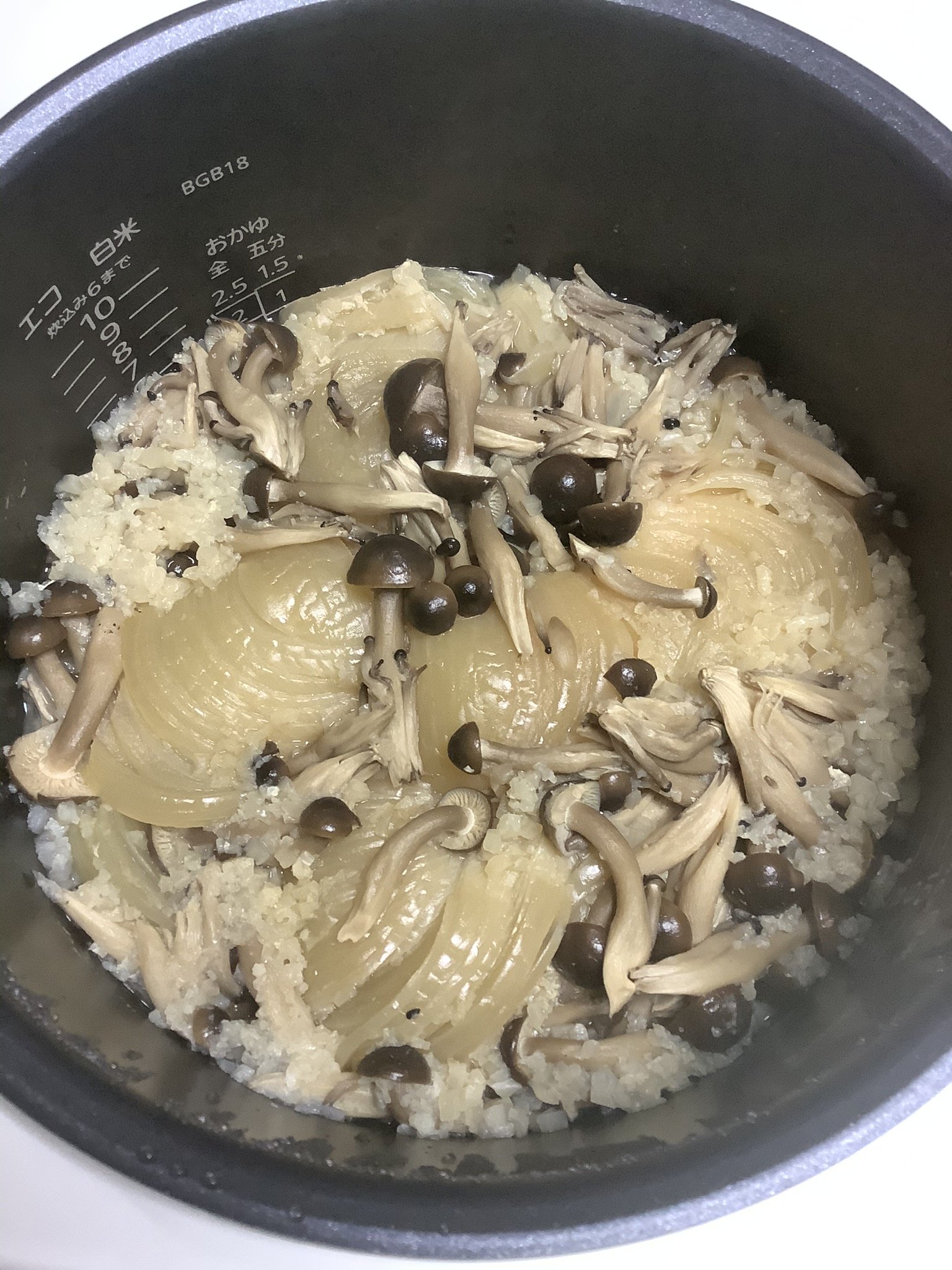 大刀 ザ ヒュージザンバー 沼21日目 ビクトリーマグマ 米 150g 皮無し鶏むね肉 500g 玉ねぎ 3個 ニンニク 5欠片 オクラ 1袋 干し椎茸 15g ぶなしめじ 2袋 パプリカ 2個 ホールトマト 1缶 塩 小さじ1 水 800cc カロリー 1521kcal たんぱく質 145g