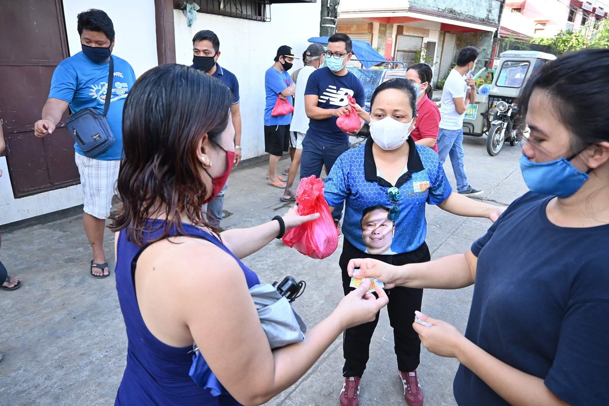 The rice distribution was led by Ako Bicol PartyList Congressman Alfredo A. Garbin, Jr. and Ms. Donna Co,  representing her brother Congressman Zaldy S. Co.

#AkoBicolPartyList
#KatabangnaKasurogpa
#TyphoonQuinta
#TabangsaKalamidad