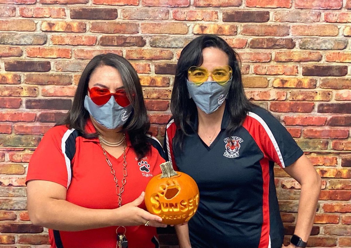 SunsetDual's tweet image. Kicking off Red Ribbon Week with our spirit days 😊 #DrugFree #sunsetstrong