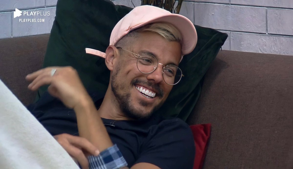 lhermerf's tweet photo. #RocaAFazenda

A lidi bateu
O lipe matou
A raissa enterrou

Rip Mc 18%

Nem todo herói usa capa, eles são rudo sério 

#ficaRaissa Mirela Lucas selfie Victória https://t.co/Z4OrQT6V0N