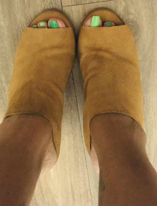 Ebony Femdom in High heels!!! Footmodel femdom Find pedicure Feet https://t.co/dN1XaZ46AG
