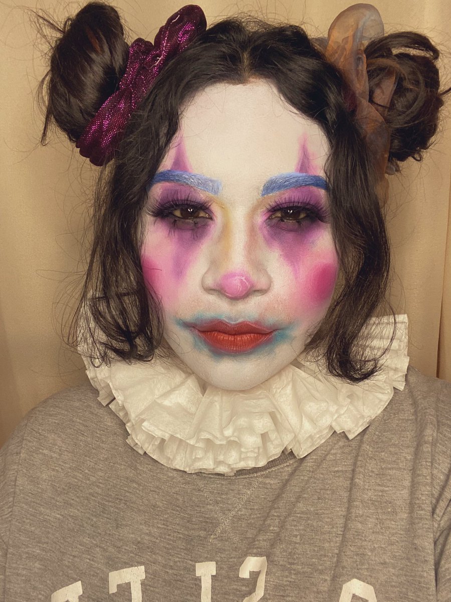 kariblush's tweet image. así quedé creyendo que la pandemia duraba hasta junio 🤡🤡🤡🤡