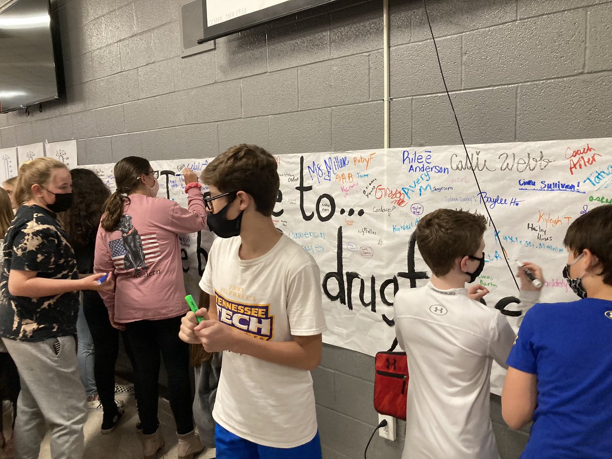 Awesome to see our HMS Champions signing the pledge to Be Happy. Be Brave. Be Drug Free! #redribbonweek #liveyourbestlife #inyourcorner #levelup #challengeaccepted ♥️💪🏽🏆 #hope #recovery #wellness @cheatham37015 https://t.co/nRtKuREua5