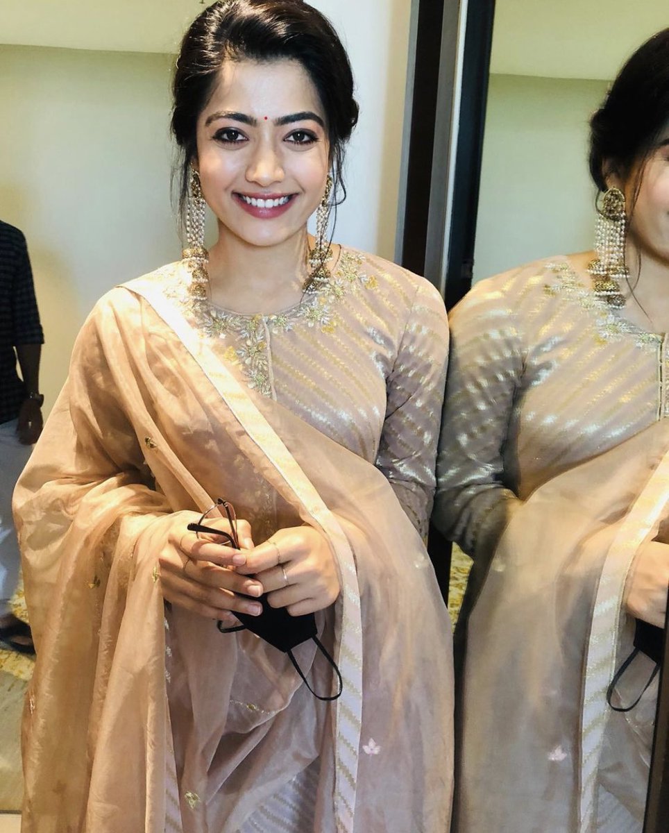 ನನ್ನ ದೇವತೆ ರಶ್ಮಿಕಾ  @iamRashmikaಬೆಳಿಗ್ಗೆ ಎಚ್ಚರಗೊಂಡು ನಿಮ್ಮ ಸುಂದರವಾದ ಮುಖವನ್ನು ನೋಡುವುದರಿಂದ ನನ್ನ ದಿನವು ಪೂರ್ಣ ಸಂತೋಷವನ್ನು ನೀಡುತ್ತದೆ, ಶುಭೋದಯನೀವು ಸೌಂದರ್ಯದ ದೇವತೆ, ದಯವಿಟ್ಟು ನಿಮ್ಮ ಮಿಲಿಯನ್ ಡಾಲರ್ ನಗುವನ್ನು ಯಾವಾಗಲೂ ಇರಿಸಿಸಾಕಷ್ಟು ಪ್ರೀತಿನಿಮ್ಮ ಪ್ರಾಮಾಣಿಕ ಅಭಿಮಾನಿ  #RashmikaMandanna  @iamRashmika