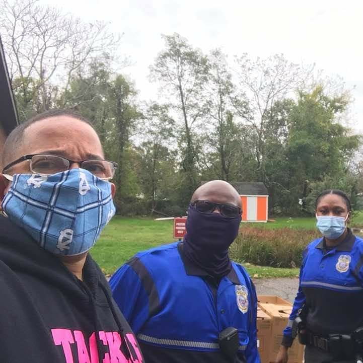 MikeJRogers4's tweet photo. In North A.A. County for a free food distro. Proud to serve w/ this great grp: Apostle Larry Lee Thomas Sr,Empowering Believers Church of Apostolic Faith,the North Dist A.A. County Police Dept and MD Food Bank for serving over a thousand lbs of food.
#Working4MD #E2C2 #Community https://t.co/GAyPv1dYZC