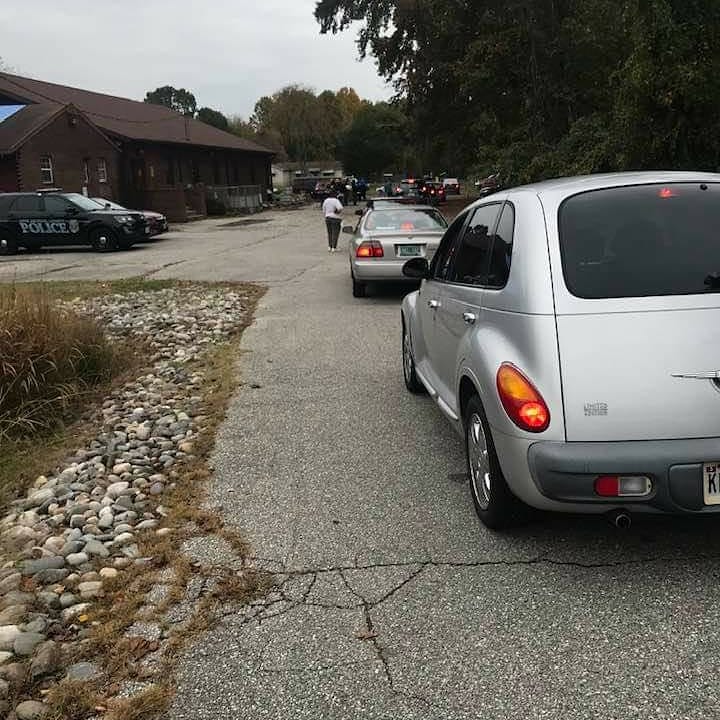MikeJRogers4's tweet photo. In North A.A. County for a free food distro. Proud to serve w/ this great grp: Apostle Larry Lee Thomas Sr,Empowering Believers Church of Apostolic Faith,the North Dist A.A. County Police Dept and MD Food Bank for serving over a thousand lbs of food.
#Working4MD #E2C2 #Community https://t.co/GAyPv1dYZC