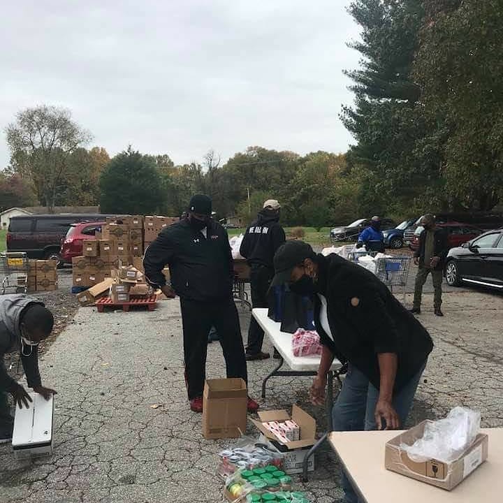 MikeJRogers4's tweet photo. In North A.A. County for a free food distro. Proud to serve w/ this great grp: Apostle Larry Lee Thomas Sr,Empowering Believers Church of Apostolic Faith,the North Dist A.A. County Police Dept and MD Food Bank for serving over a thousand lbs of food.
#Working4MD #E2C2 #Community https://t.co/GAyPv1dYZC