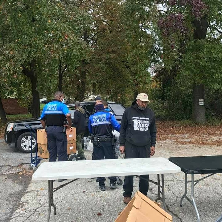 MikeJRogers4's tweet photo. In North A.A. County for a free food distro. Proud to serve w/ this great grp: Apostle Larry Lee Thomas Sr,Empowering Believers Church of Apostolic Faith,the North Dist A.A. County Police Dept and MD Food Bank for serving over a thousand lbs of food.
#Working4MD #E2C2 #Community https://t.co/GAyPv1dYZC