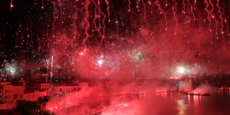 hajduk's tweet photo. [FOTO + VIDEO] Pogledajte spektakl  na splitskom nebu • https://t.co/3IDlyDNZEl #Hajduk https://t.co/NkvEd4x8qF