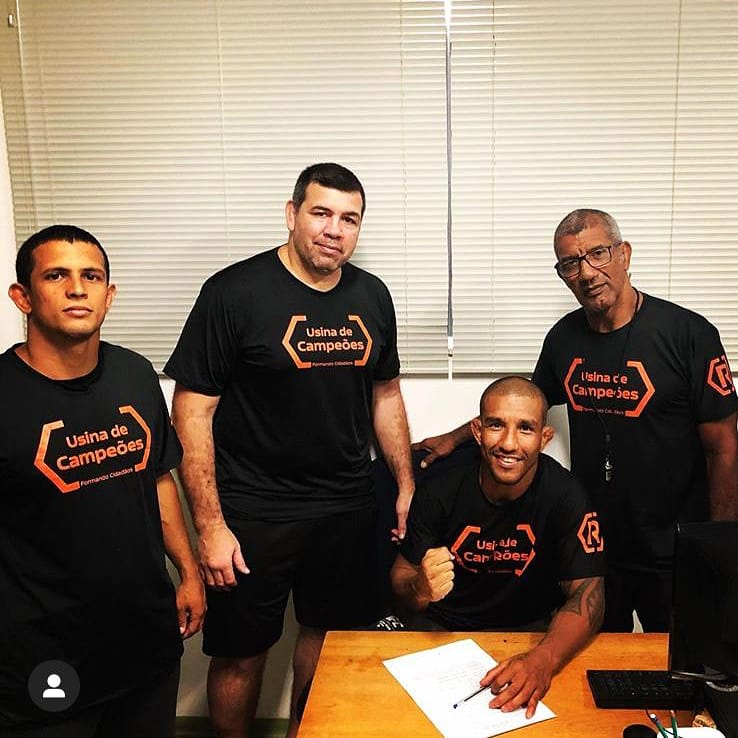 BarcelosRaoni's tweet photo. Vamos que vamos para mais uma Batalha, contrato assinado para dia 7 de novembro @ufc Fight Night em Las Vegas!!
.
#UsinadeCampeões
#refitrefinaria
#refitprofighters
#ufc
#esquadraobrasileiro
.
@usinadecampeoes
@refit.profighters
@refit.refinaria
@ufc
@ufc_brasil https://t.co/2fhs1HS91o