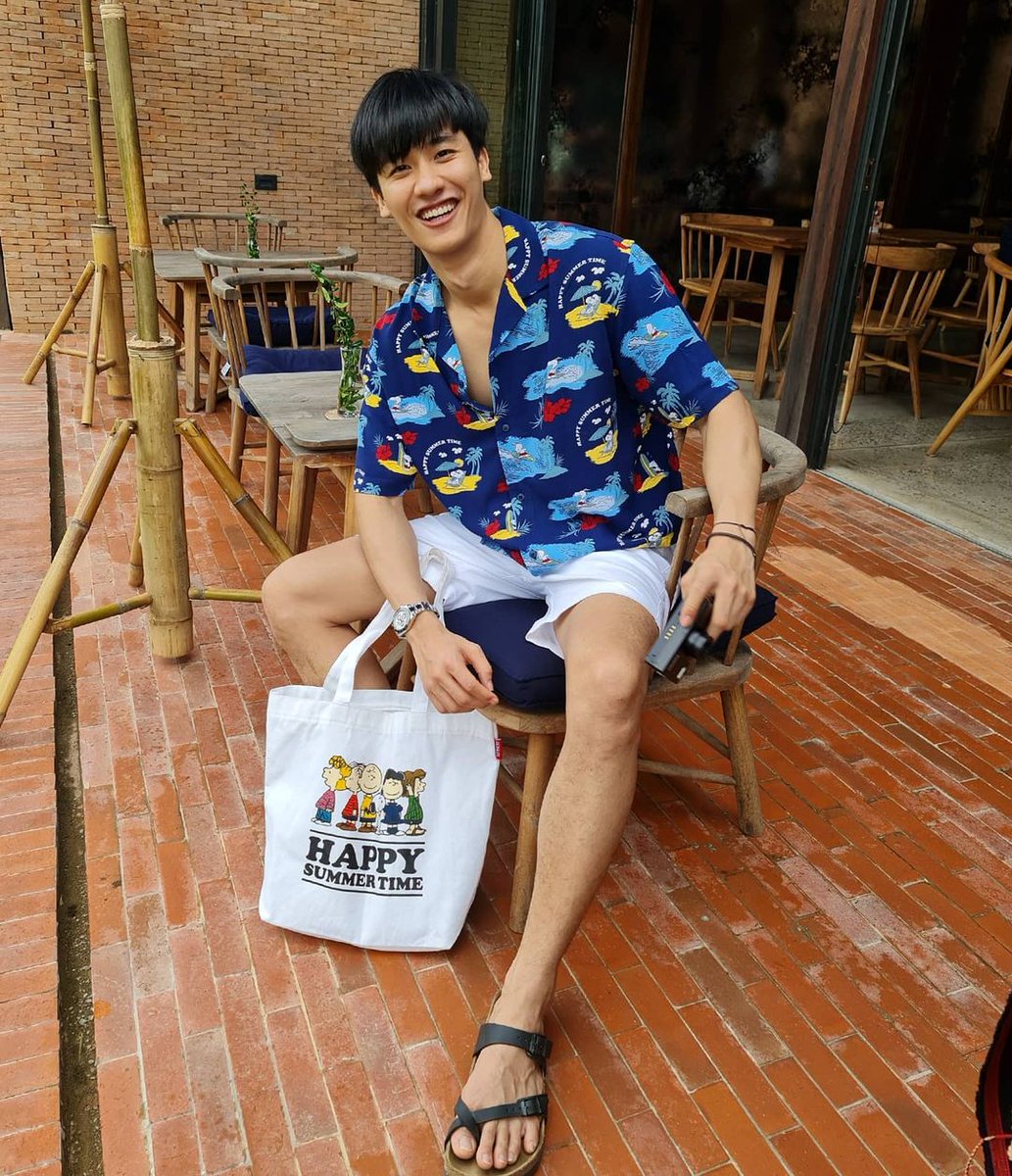 TayTawanBrazil's tweet photo. [#INFO] 27.10.20 | Atualização do #TayTawan no Instagram
(@/tawan_v):
"A camisa é tão fofa e você vai ficar ainda mais fofo com ela.
 'Coleção Peanuts' de #Giordanothailand .
Certifique-se de pedir isso, para que você possa ser fofo como ele.
#PeanutsCollection"

 #Tawan_V https://t.co/Q5NPK0XDGF