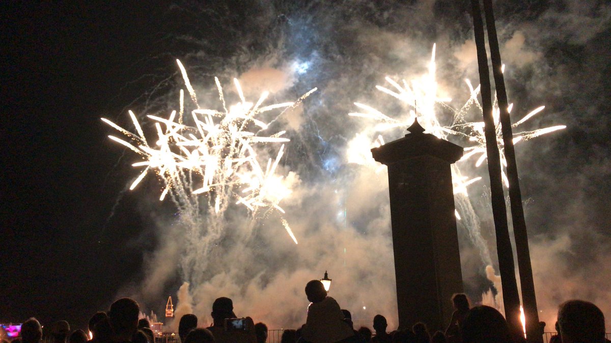 gnease42's tweet photo. A nice shot of illuminations reflections of earth. #gnease42 #epcot #fireworks #disney #disneyworld #waltdisneyworld #reflectionsofearth #illuminations #wdw #florida #iphone https://t.co/wsZbXRyG4G