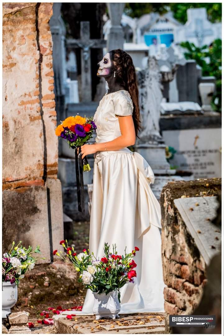 bibesp_pro's tweet photo. A la Catrina le pidieron una cotización,
para que participara en una requisición,
realizar videos, fotografías y volar el Drone,
no hubo noticias y mejor se fue al panteón.
Cuídate Celaya!!!! ❤️❤️
[ f o t o g r a f í a &amp; v i d e o ]
#bibesproduciones10años #videoinstitucional https://t.co/rLaTkCZ2y3