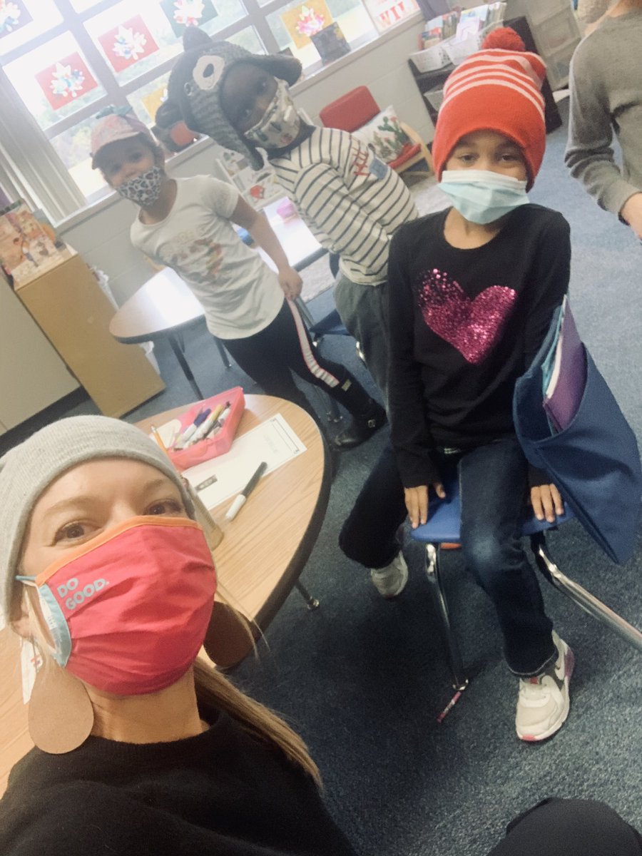 jonaleesearcey's tweet photo. #TheBestThingISawToday .... These cool Kindergartens and 1st graders! We smile 😊 pose and still take selfies!!  #relationshipgoals #covidlife #smileforeverychild https://t.co/Aq4WsKYixq