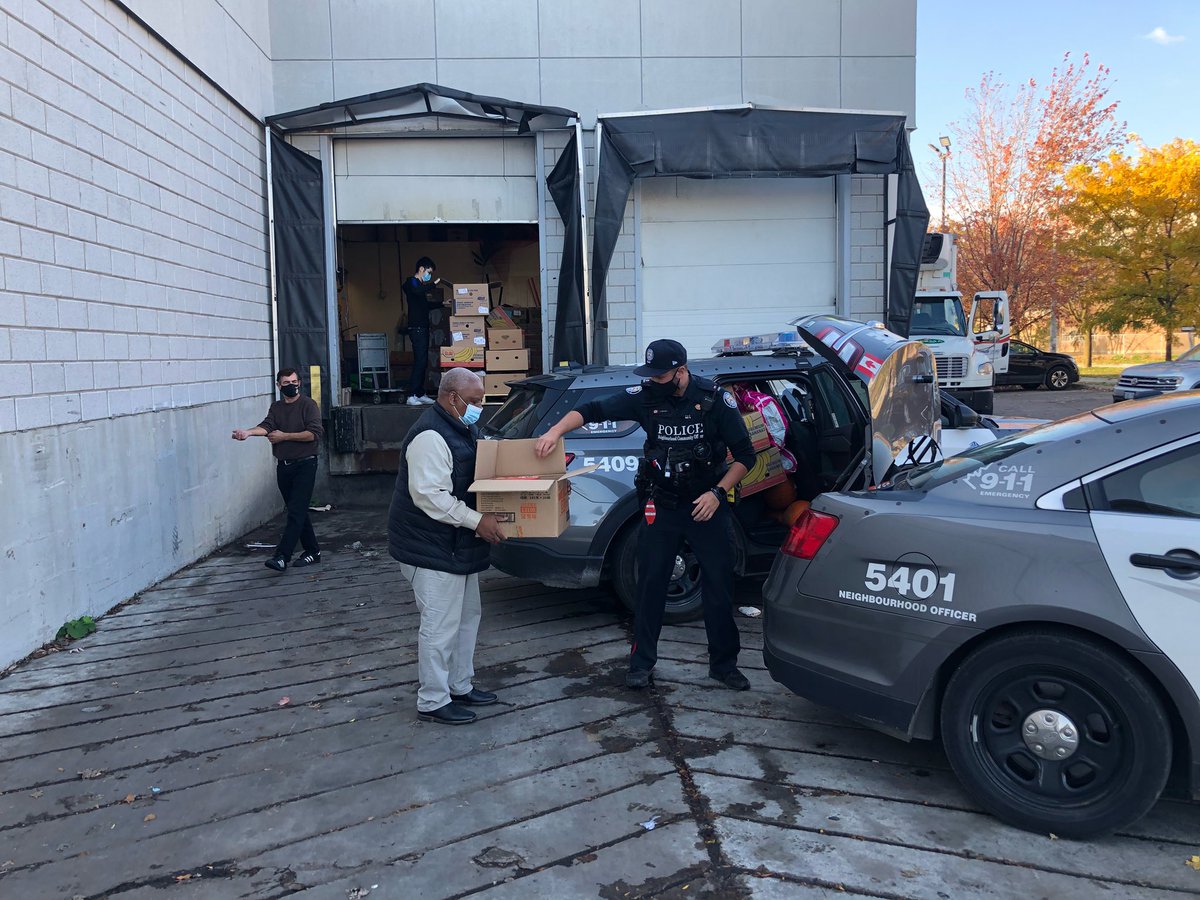 iCop54's tweet image. The Toronto Police Service East Asian Internal Support Network filled their cars with candy and pumpkins to support the local shelters with children for the Halloween season!  Happy Halloween and stay safe!  #Halloween2020 @DeputyPeterYuen @jpshelterTO @HumewoodHouse