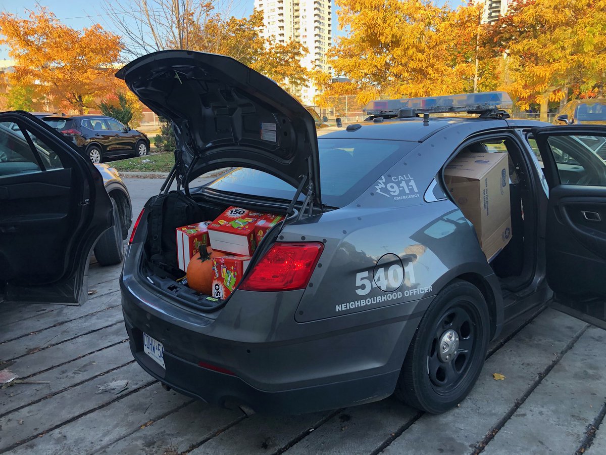 iCop54's tweet image. The Toronto Police Service East Asian Internal Support Network filled their cars with candy and pumpkins to support the local shelters with children for the Halloween season!  Happy Halloween and stay safe!  #Halloween2020 @DeputyPeterYuen @jpshelterTO @HumewoodHouse