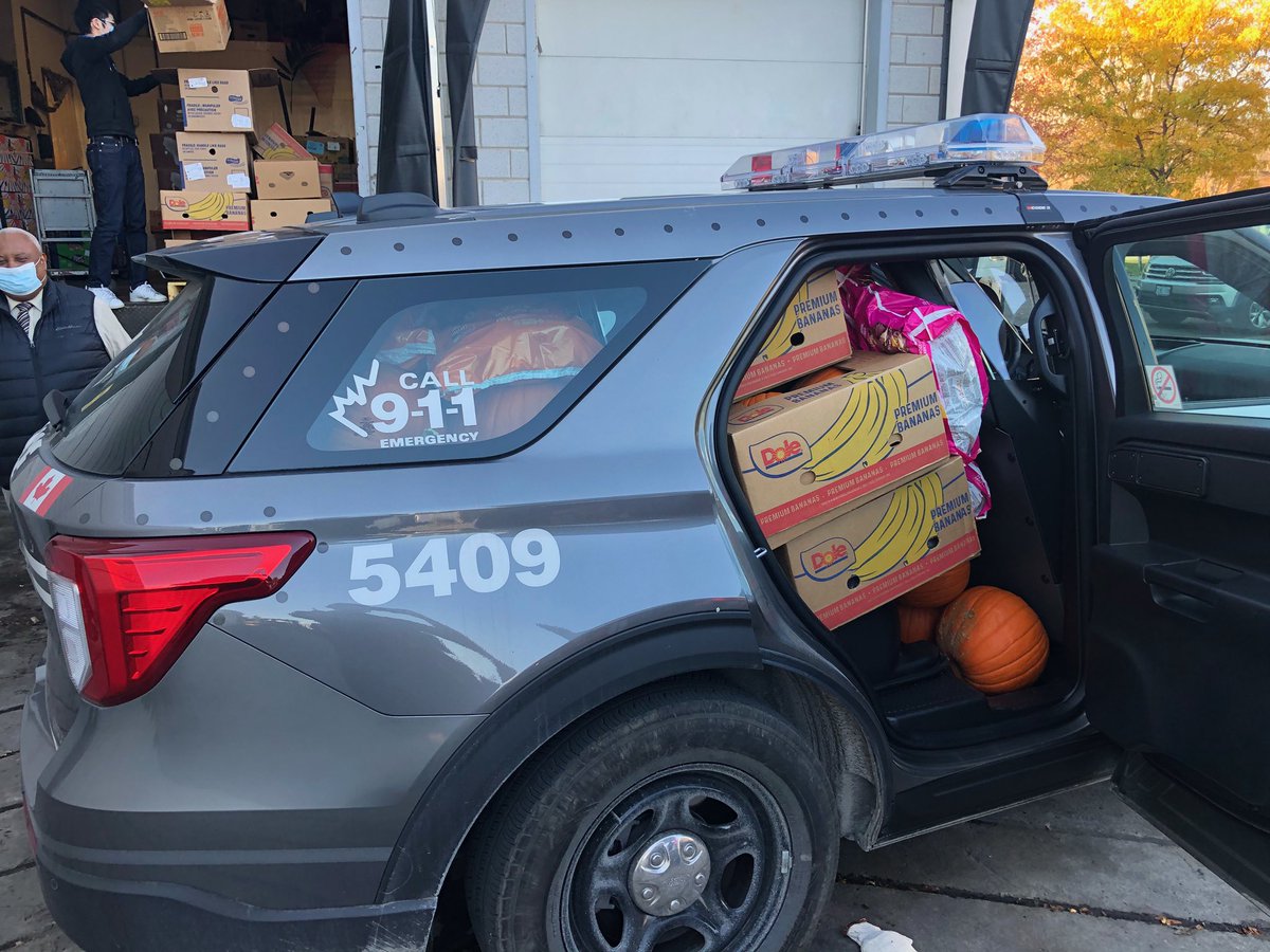 iCop54's tweet image. The Toronto Police Service East Asian Internal Support Network filled their cars with candy and pumpkins to support the local shelters with children for the Halloween season!  Happy Halloween and stay safe!  #Halloween2020 @DeputyPeterYuen @jpshelterTO @HumewoodHouse