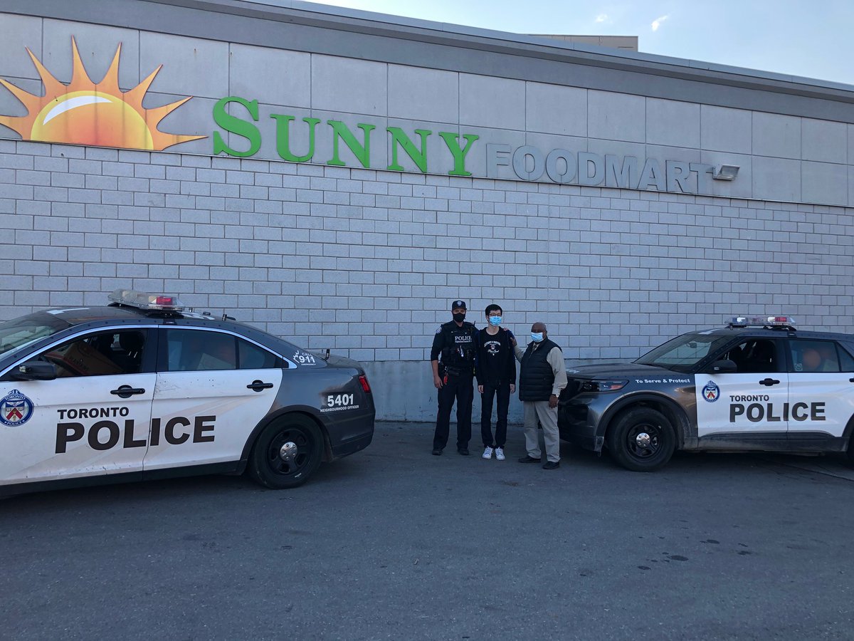 iCop54's tweet image. The Toronto Police Service East Asian Internal Support Network filled their cars with candy and pumpkins to support the local shelters with children for the Halloween season!  Happy Halloween and stay safe!  #Halloween2020 @DeputyPeterYuen @jpshelterTO @HumewoodHouse