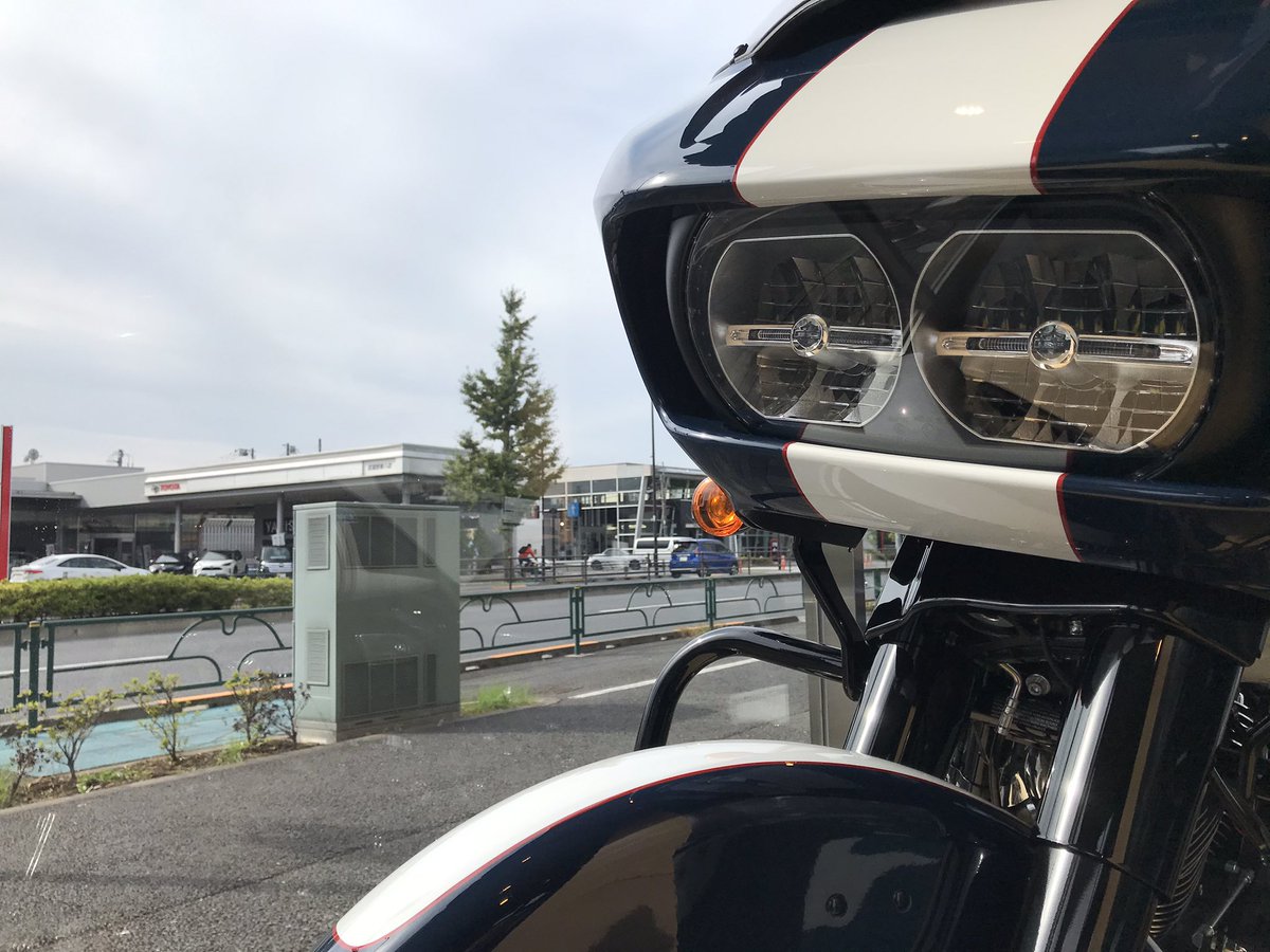 ハーレーダビッドソン三鷹 على تويتر よ く見ると 目玉が ハーレーマーク まさに アメ車の風格 アメ車 ハーレー Fltrxs カッコいい バイク Moto