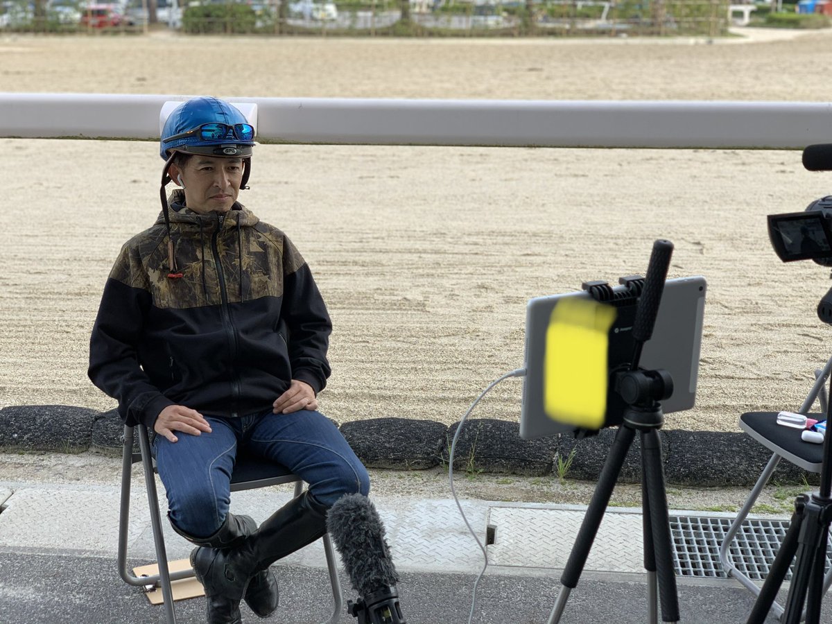 うまンchu🐎栗東取材中💪
今週は天皇賞(秋)予想ですが
来週の放送に向けて
リモート取材📹
インタビュアーは…。
2人の新たな三冠ジョッキーに
秋華賞と菊花賞の裏側を
お聞きしております✨✨
是非、お見逃しなく😁
#福永祐一
#コントレイル
#松山弘平
#デアリングタクト https://t.co/NbAndx1eN9